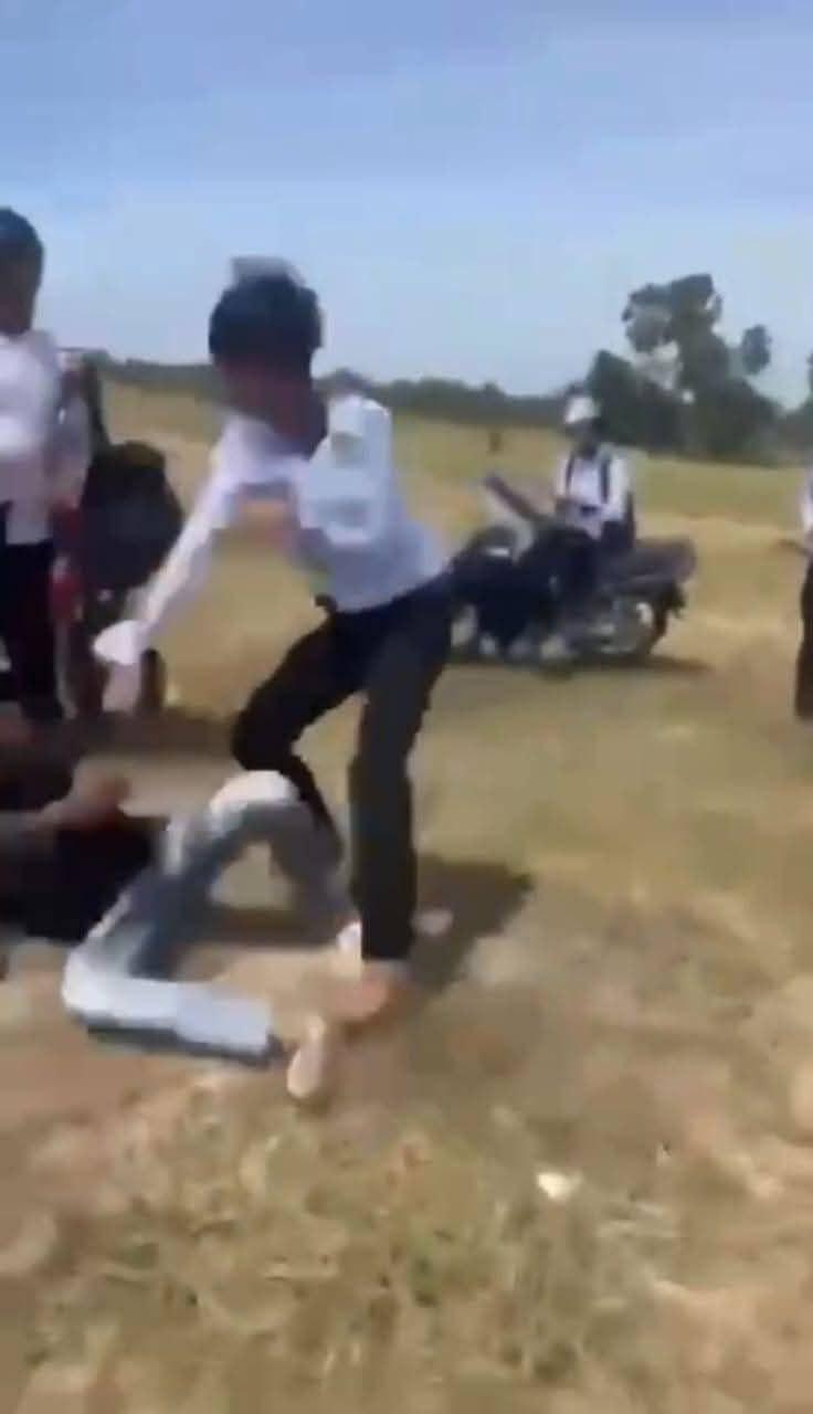 សិស្ស២នាក់ចាប់បានក្រោយពីណាត់វាយគ្នាក្រៅសាលា នៅស្រុកស្វាយទាប