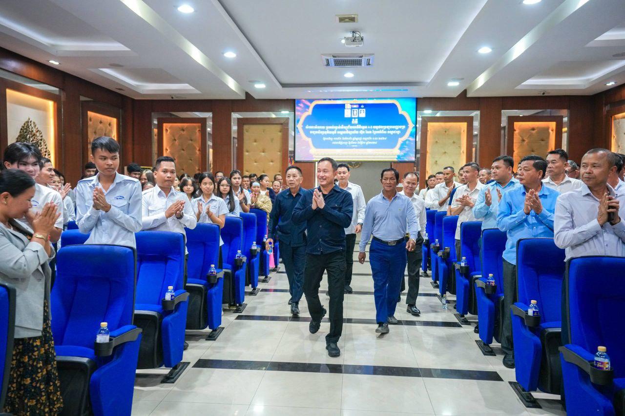 រយៈពេល១០ឆ្នាំជាប់ៗ សិស្សព្រែកកំពឹសទទួលរង្វាន់ពិសេសពីឧត្តមសេនីយ៍ឯក រ័ត្ន ស្រ៊ាង