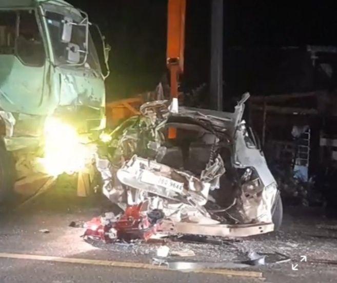 រន្ធត់ចិត្ត! រថយន្ត FUSO បុកព្រុសពីក្រោយ បណ្តាលជនបរទេសស្លាប់១ របួស៣នាក់នៅស្វាយរៀង