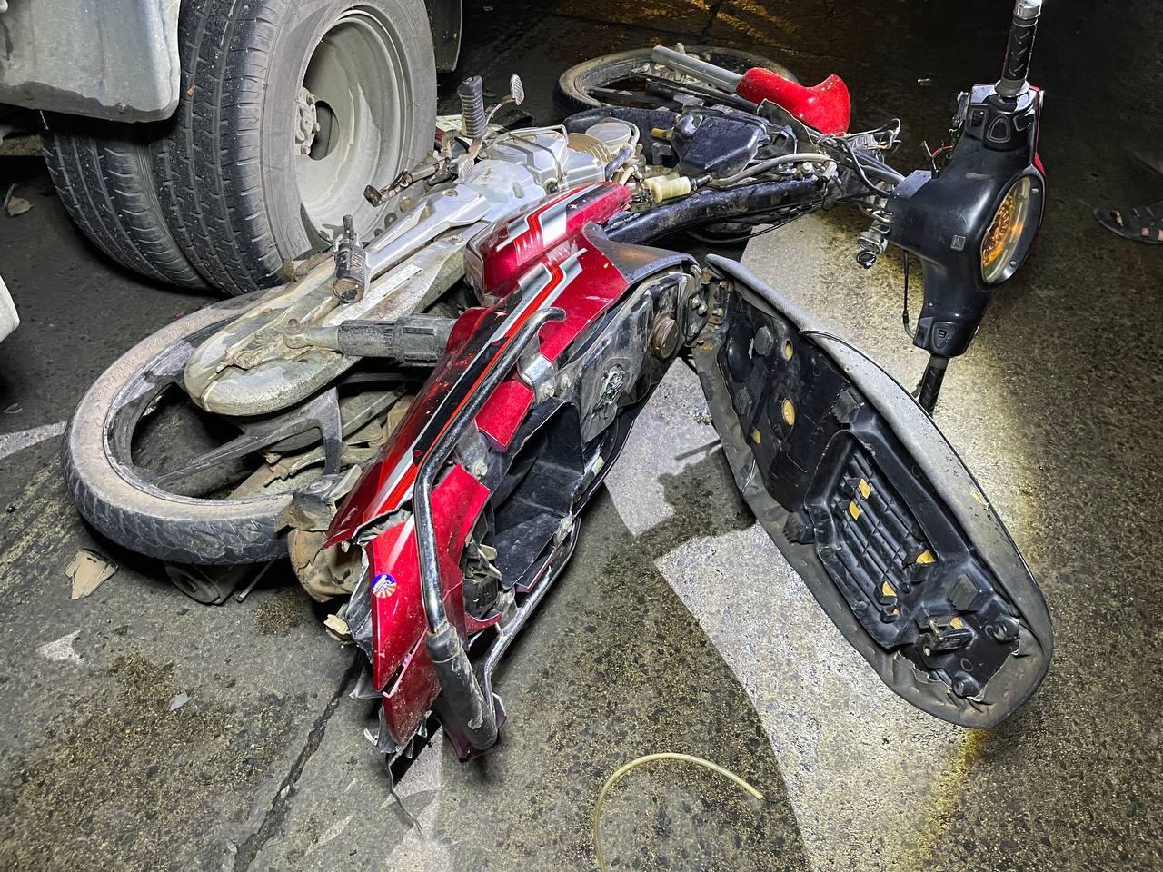 យុវជនរងរបួសធ្ងន់ក្រោយជិះម៉ូតូលឿនបុករថយន្តនៅផ្លូវបំបែកជាបួនទួលគោក