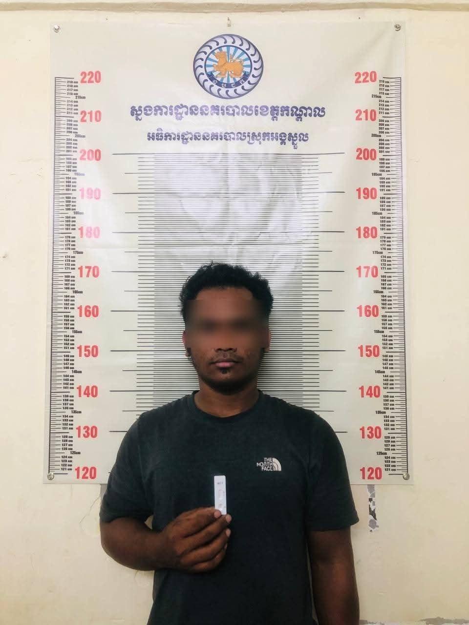 ជនជាតិចិន និងខ្មែរ៣នាក់ចាប់ខ្លួនក្នុងព្រឹត្តិការណ៍ហែកដីកាតុលាការ និងលួចដឹកដែកចេញពីរោងចក្រ