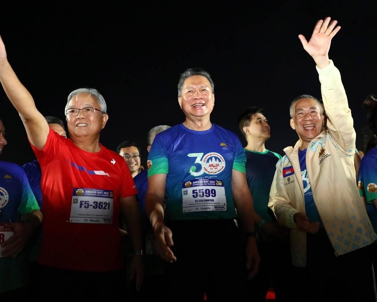 រត់ប្រណាំងពាក់កណ្ដាលម៉ារ៉ាតុងអង្គរវត្ត ខួបទី៣០ ទាក់ទាញអ្នកចូលរួម១៦,០០០នាក់ កើន២៥% ពី៨៦ប្រទេស