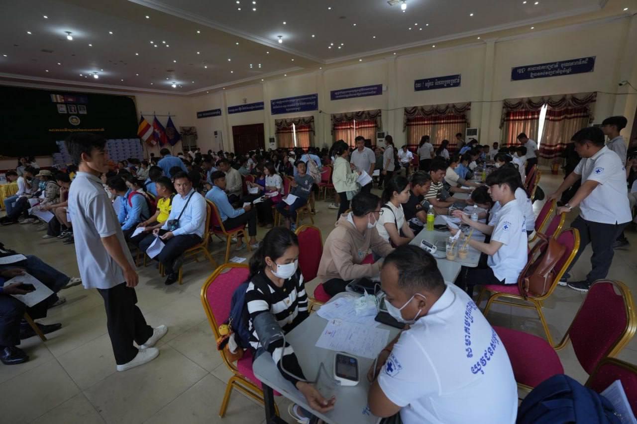ប្រជាពលរដ្ឋជាង ២,០០០ នាក់ស្ម័គ្រចិត្តបរិច្ចាគឈាមជួយកងទ័ពជួរមុខ និងប្រជាជនព្រំដែន
