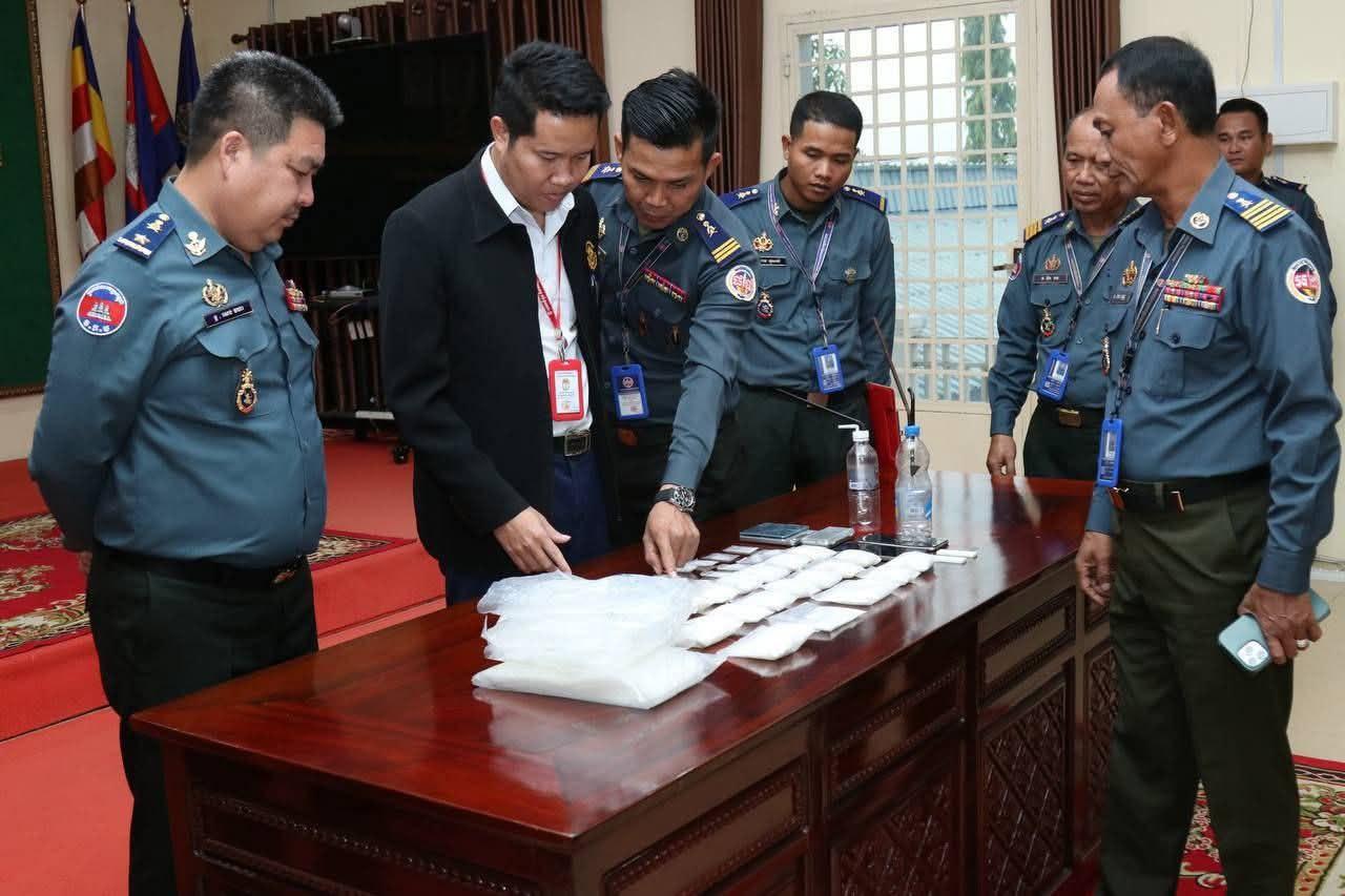 កងរាជអាវុធហត្ថខេត្តតាកែវឃាត់ខ្លួនជនសង្ស័យពីរនាក់ និងដកហូតគ្រឿងញៀនជាង ១.៦គីឡូក្រាម