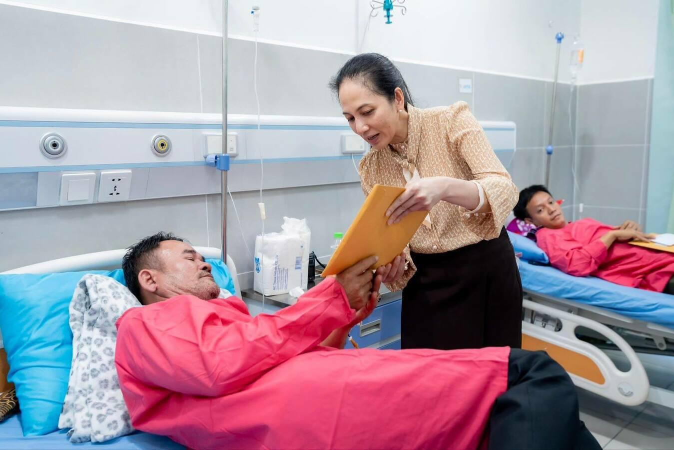 លោកស្រីបណ្ឌិត ពេជ ចន្ទមុន្នី ទៅសួរសុខទុក្ខយោធិន និងប្រជាពលរដ្ឋដែលកំពុងព្យាបាលជំងឺនៅមន្ទីរពេទ្យភ្នំពេញ