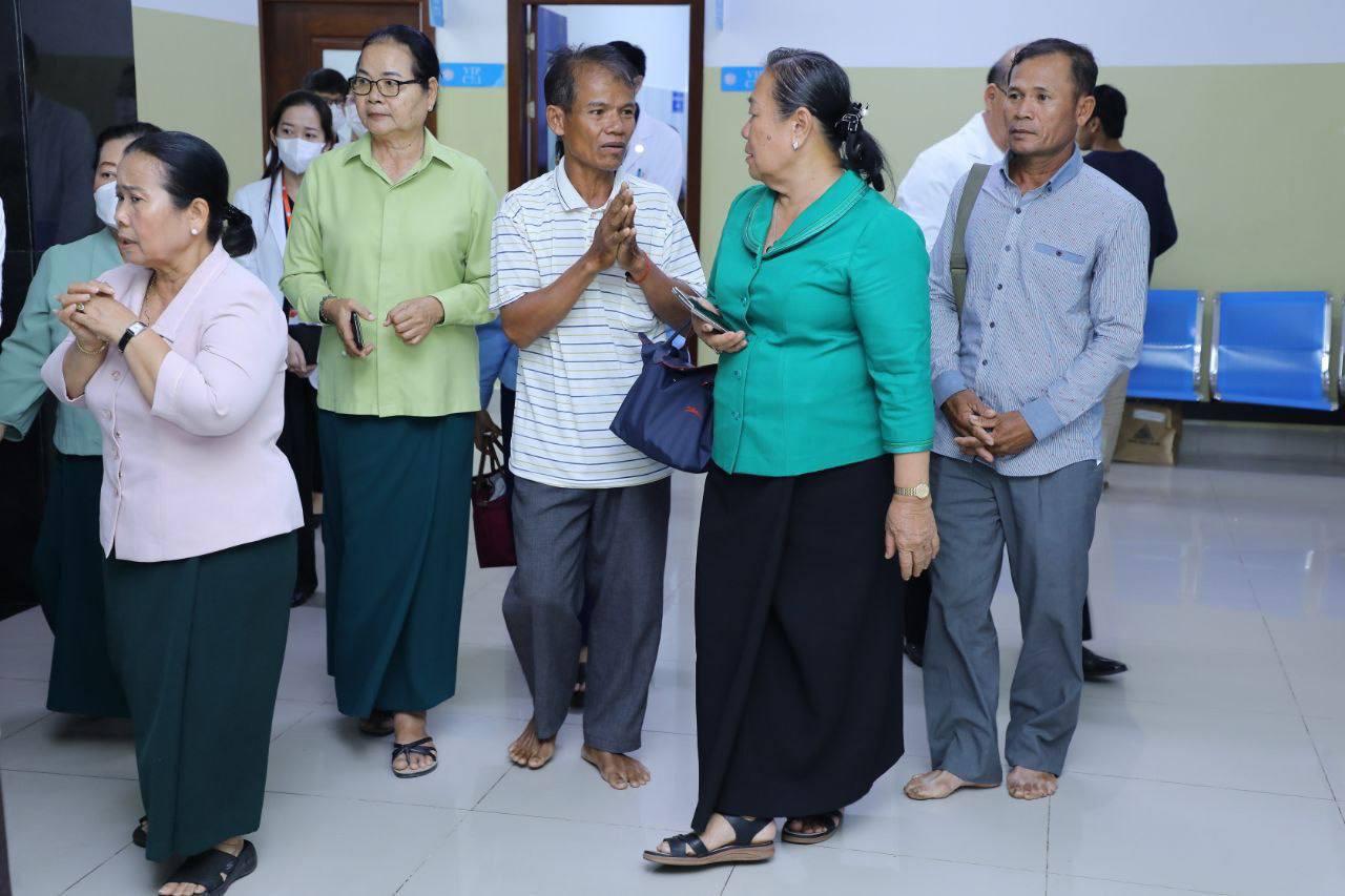 សម្តេច ម៉ែន សំអន លើកទឹកចិត្តវីរៈកងទ័ព៣រូប ដែលរងរបួសការពារព្រំដែនកម្ពុជា-ថៃ