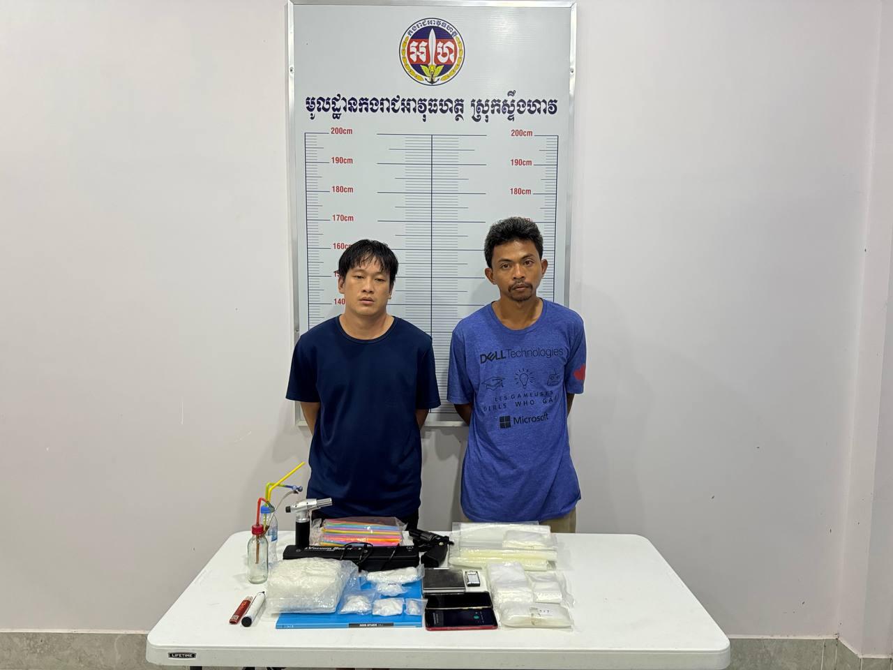 អាវុធហត្ថស្រុកស្ទឹងហាវឃាត់ខ្លួនជនសង្ស័យ២នាក់ រកឃើញម្សៅសថ្លា កាំភ្លើង និងគ្រឿងប្រើប្រាស់ញៀនជាច្រើន