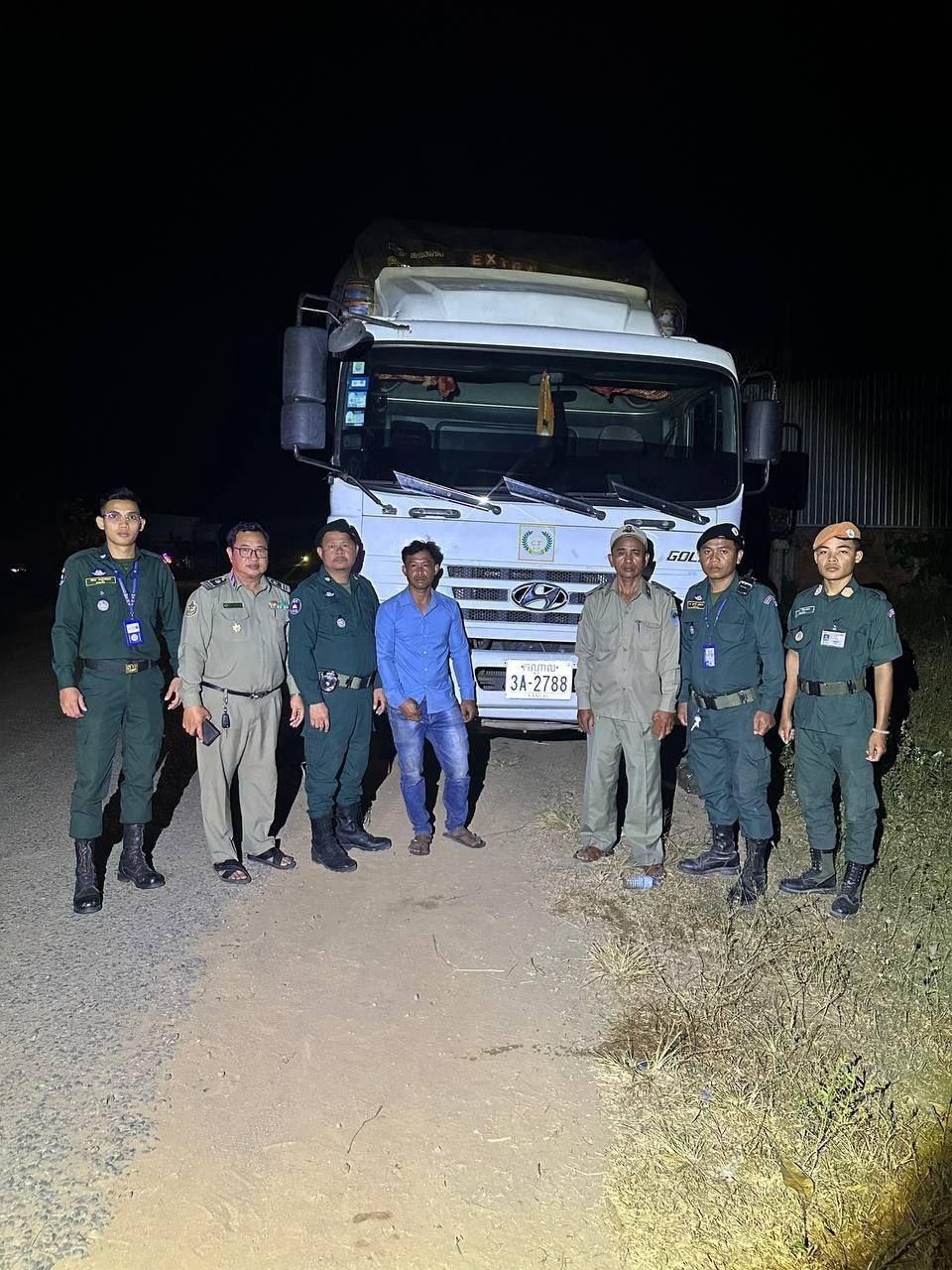 រថយន្តយីឌុបដឹកអុសព្រៃគ្មានលិខិតត្រូវបានបង្ក្រាបនៅកំពង់ស្ពឺ