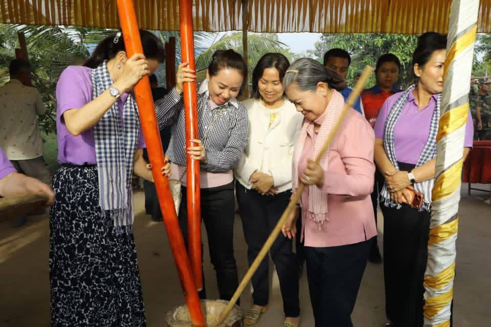 សម្តេច ម៉ែន សំអន ចូលរួមដាល់អំបុកមហាគ្រួសារខ្មែរ ឧបត្ថម្ភវីរៈកងទ័ពជួរមុខ