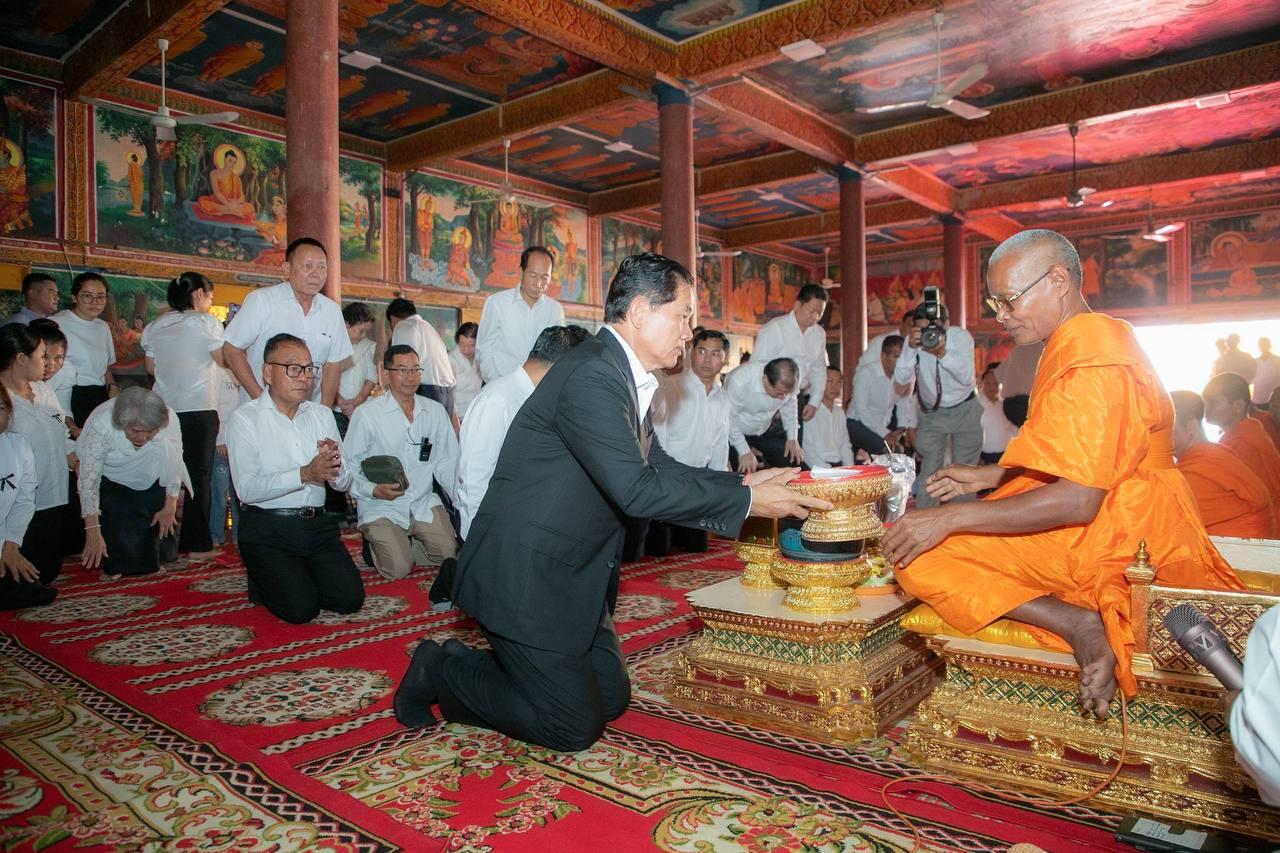 អភិបាលរាជធានីភ្នំពេញ នាំយកថវិកា ៤០លានរៀលពីសម្ដេចហ៊ុន ម៉ាណែត ជួយក្រុមគ្រួសារជនរងគ្រោះដោយការបាញ់ពីទាហានសៀម