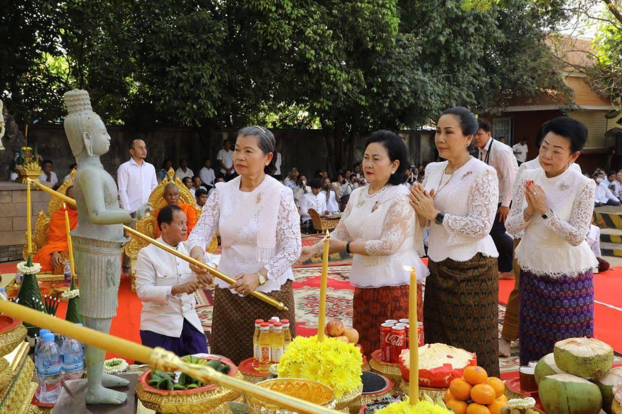 សម្តេច ម៉ែន សំអន អភិសេកព្រះប្រតិមាស្នេហាជាតិ បួងសួងសុំសេចក្ដីសុខចម្រើនដល់កងទ័ពជួរមុខ