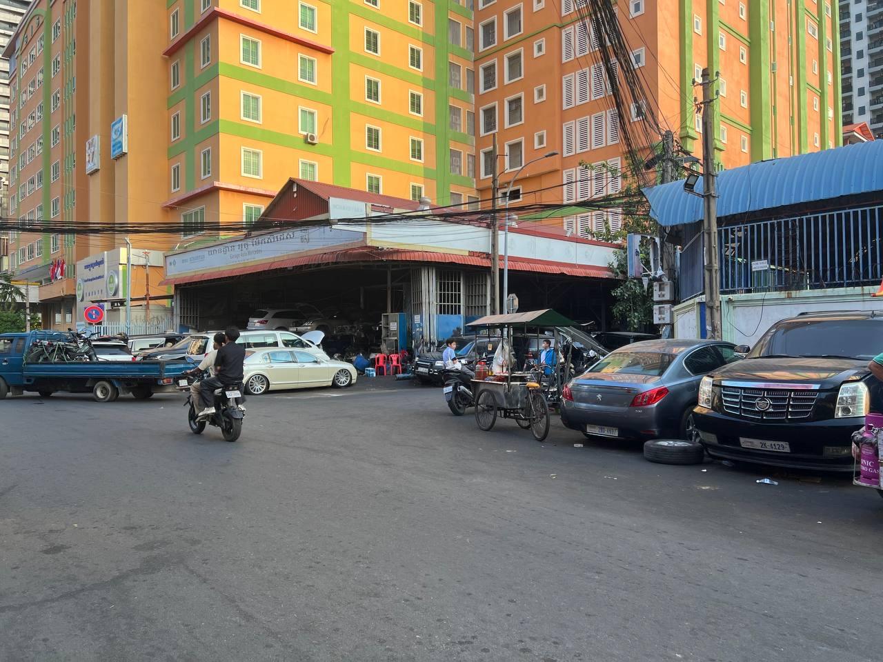 យានដ្ឋានជួសជុលរថយន្តយីហោ អូតូម៊ែកសឺដេស យកចិញ្ចើមផ្លូវធ្វើកម្មសិទ្ធិ បង្កការកកស្ទះចរាចររាល់ថ្ងៃ