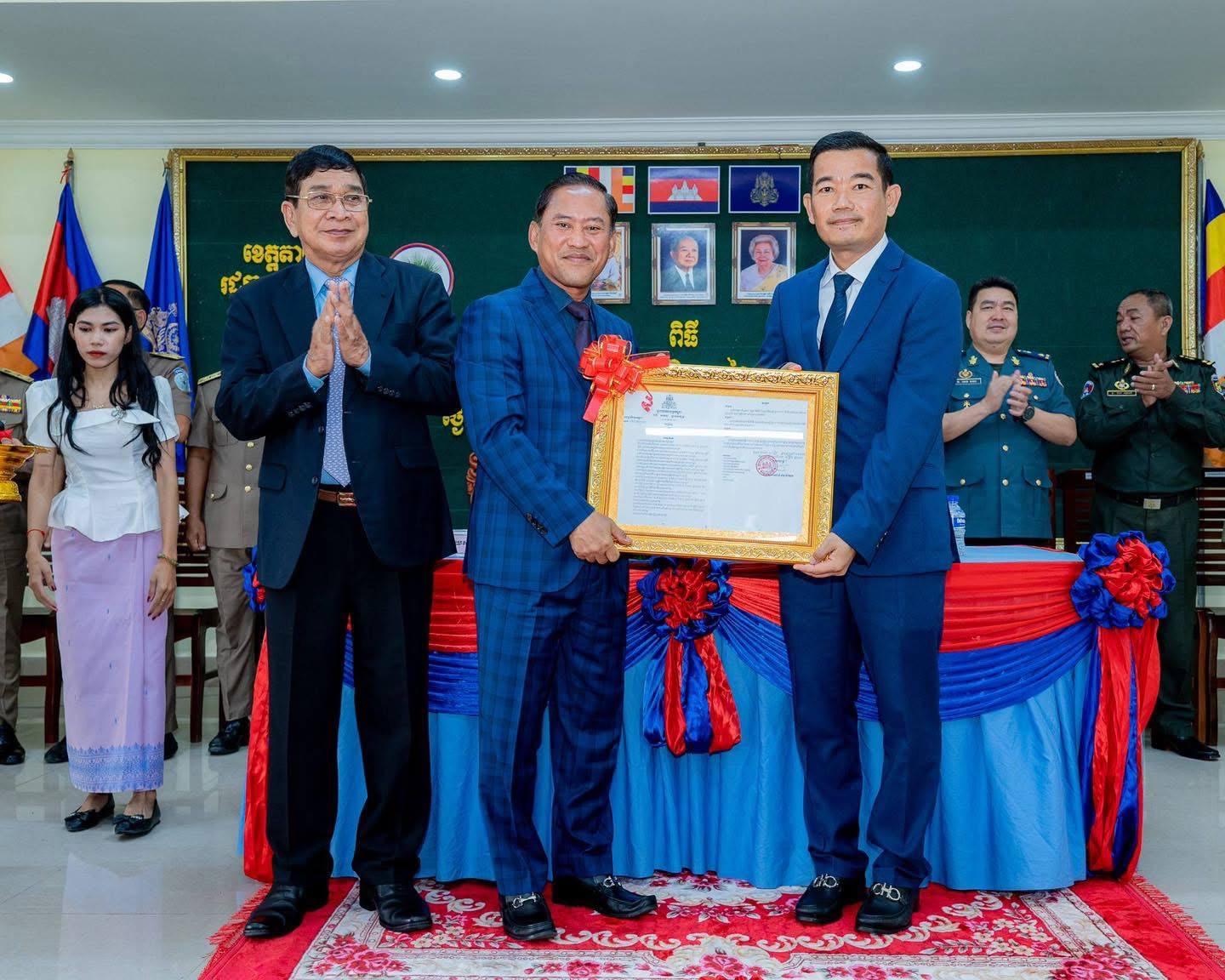 អភិបាលខេត្តតាកែវ ផ្តល់បទពិសោធន៍ដល់អភិបាលស្រុកទ្រាំងថ្មី លើការបម្រើប្រជាពលរដ្ឋឱ្យបានលឿនរហ័ស