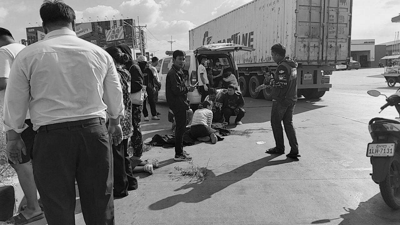 ព្រឹត្តិការណ៍សោកសង្រេង! សិស្សានុសិស្សអាយុត្រឹម១៣ឆ្នាំជិះម៉ូតូទាក់ដៃចង្កូតរថយន្ត កិនបែកក្បាលស្លាប់នៅរង្វង់មូលគល់ស្ពានអាកាស