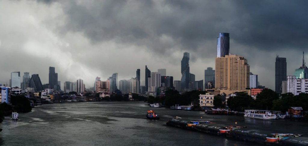 ព្យុះភ្លៀងធ្ងន់ធ្ងរគ្របដណ្ដប់ខេត្តថៃ៣០ ខណៈបាងកកប្រឈមនឹងគ្រោះខ្យល់ពុល