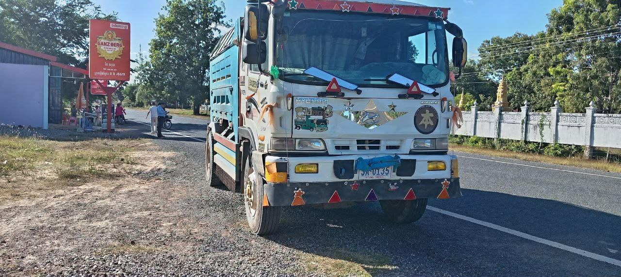 បុរសអាយុ ៤៣ ឆ្នាំស្លាប់ភ្លាមៗក្នុងគ្រោះថ្នាក់ចរាចរណ៍រវាងម៉ូតូនិងរថយន្តដឹកដីនៅស្ទឹងត្រែង