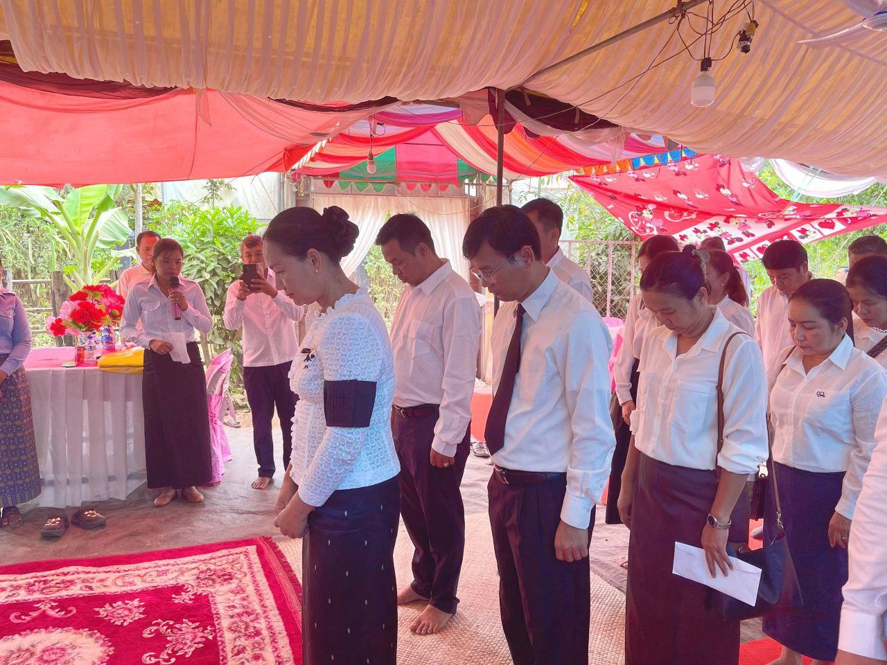 អនុរដ្ឋលេខាធិការក្រសួងការងារចូលគោរពវិញ្ញាណក្ខន្ធវីរនគរបាលជាតិដែលពលីជីវិតក្នុងការការពារទឹកដី