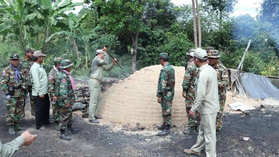កងកម្លាំងចម្រុះវាយកម្ទេចឡធ្យូងខុសច្បាប់៥ឡ នៅស្រុកសណ្តាន់ កំពង់ធំ