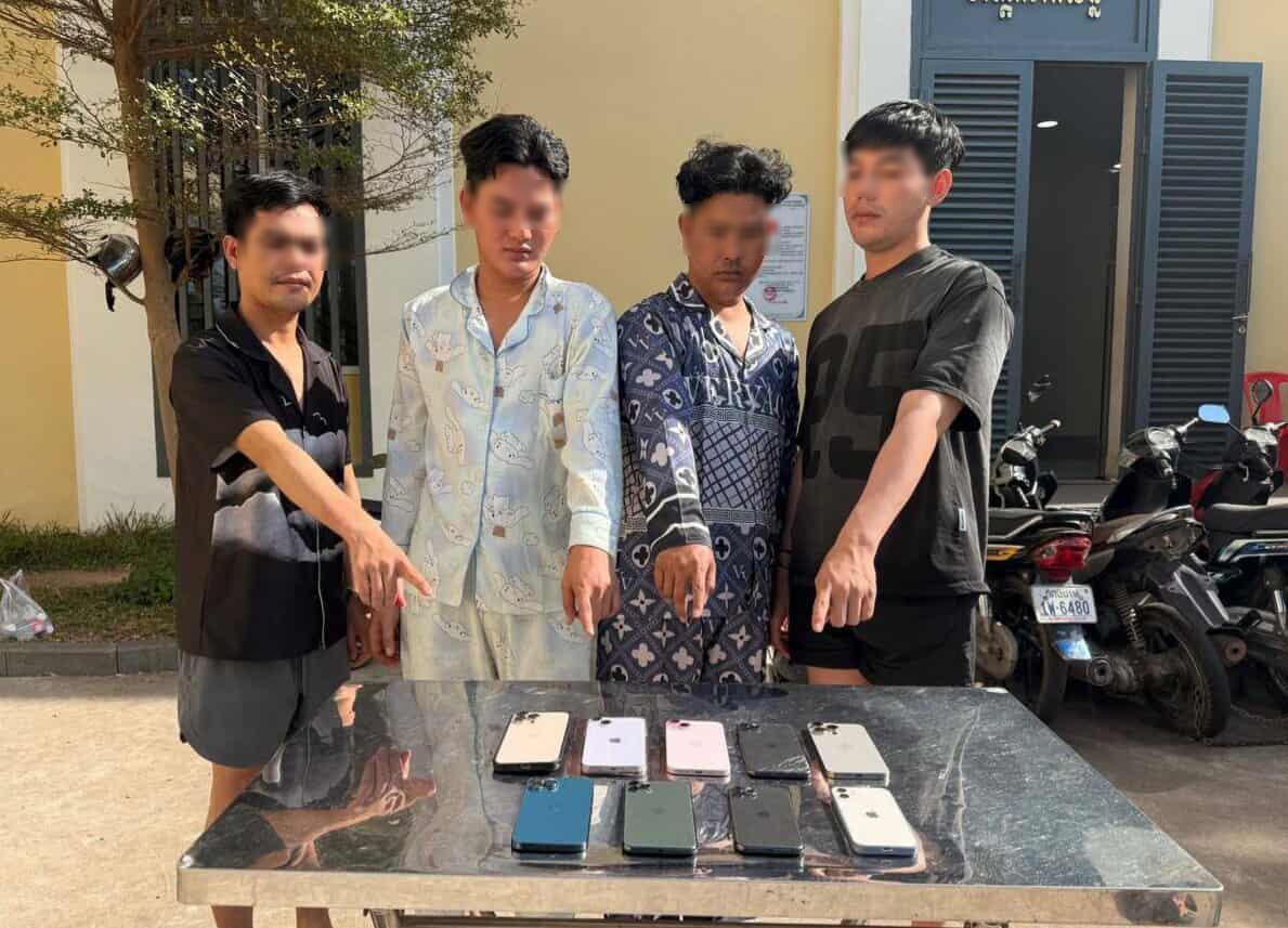 នគរបាលចាប់ក្រុមចោរលួចទូរសព្ទ ៤នាក់ ពាក់ព័ន្ធករណីលួចទូរសព្ទ ៩ករណី នៅផ្លូវថ្មើរជើងចតុមុខ