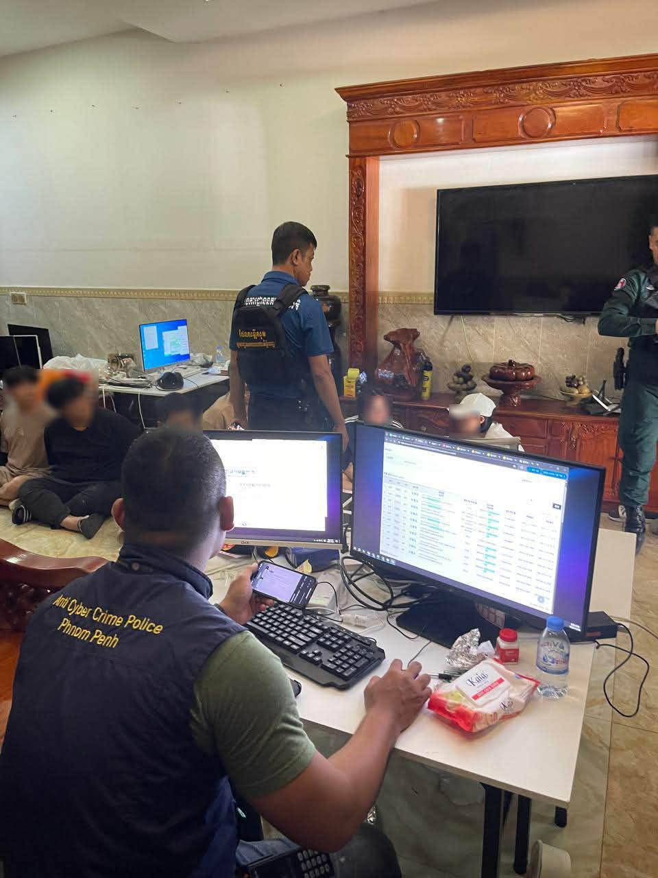 ឃាត់ខ្លួនជនសង្ស័យ០៩នាក់ ពាក់ព័ន្ធនឹងការឆបោកតាមប្រព័ន្ធអនឡាញនៅខណ្ឌឫស្សីកែវ