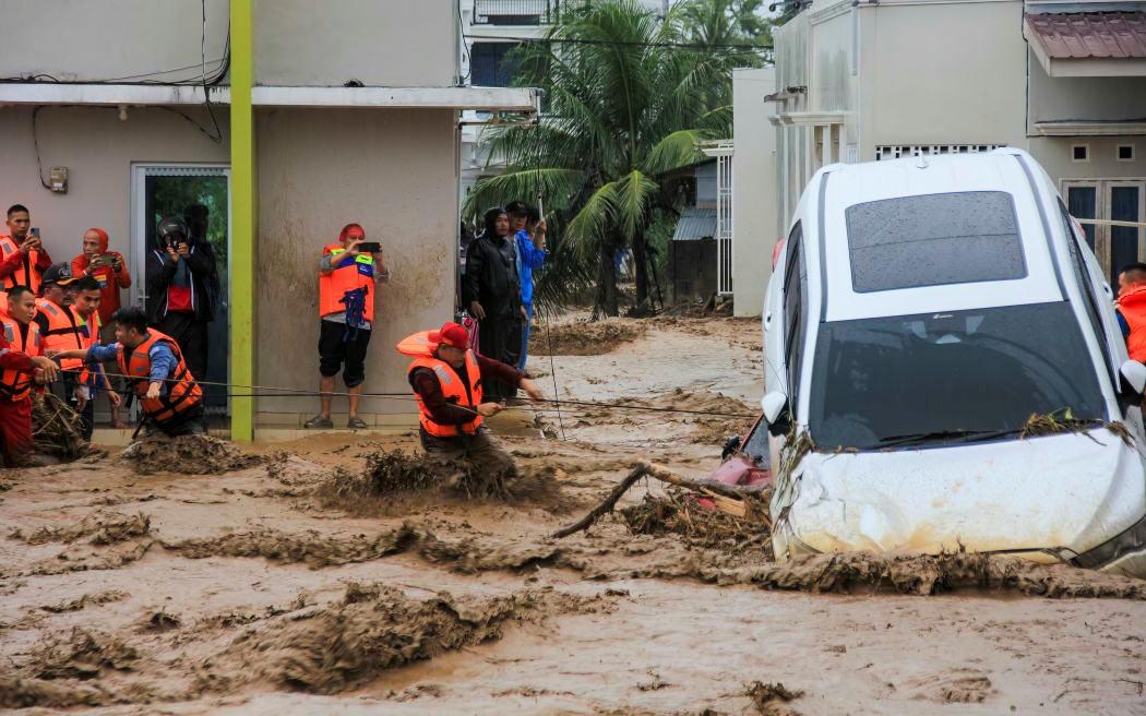 គ្រោះជំនន់ឥណ្ឌូណេស៊ី៖ ស្លាប់ ៣០៣នាក់ បាត់ខ្លួន ២៧៩នាក់ និងមនុស្សជាង ៨០,០០០នាក់ជម្លៀសខ្លួន