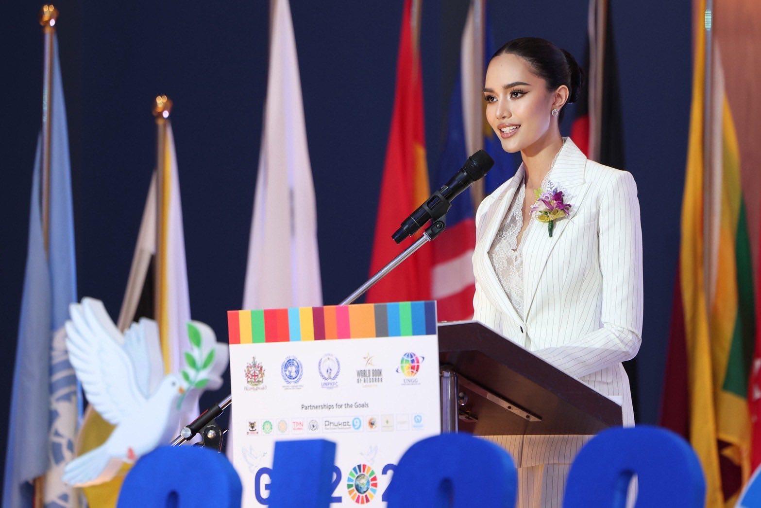 បវរកញ្ញាថៃ Miss World 2025 អំពាវនាវសន្តិភាពរវាងកម្ពុជា-ថៃ ក្នុងពិធីជួបជុំអន្តរជាតិ