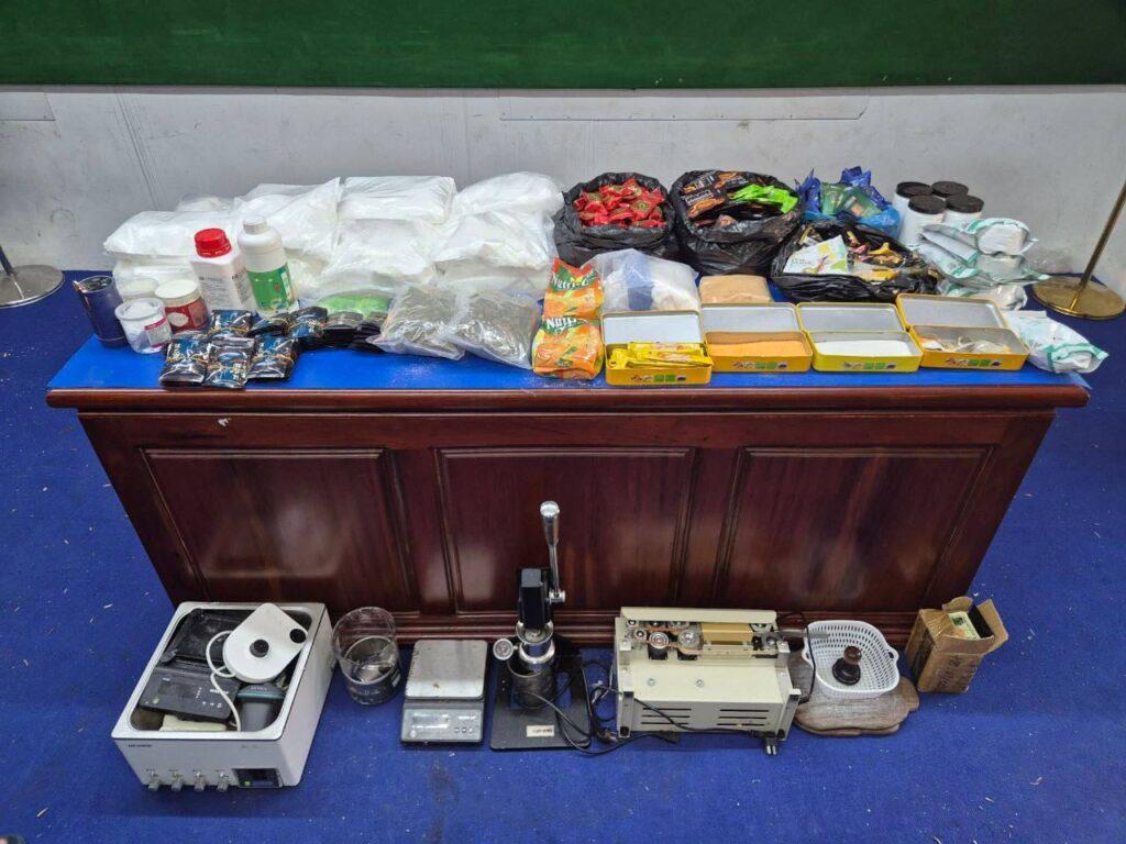 កម្លាំងអាជ្ញាធរបង្ក្រាបទីតាំងផលិតគ្រឿងញៀន៥កន្លែង ចាប់ជនសង្ស័យ៧នាក់ រឹបអូសគ្រឿងញៀនជិត៤០គីឡូក្រាម