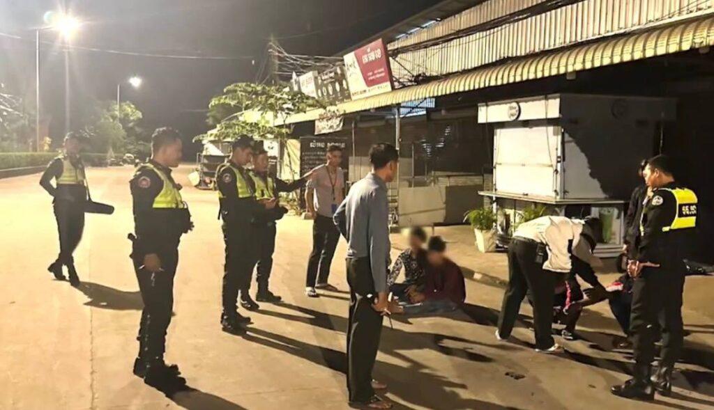 អាវុធហត្ថភ្នំពេញចាប់ក្មេងទំនើង៦នាក់ បង្ហោះម៉ូតូបង្កអនាធិបតេយ្យក្បែរវត្តជើងឯក