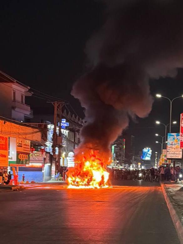 ឡានឡង់គ្រីស្ស័រសឆេះសន្ធោសន្ធៅទល់មុខផ្សារឯករាជ្យ៣ ផ្លូវវេងស្រេង