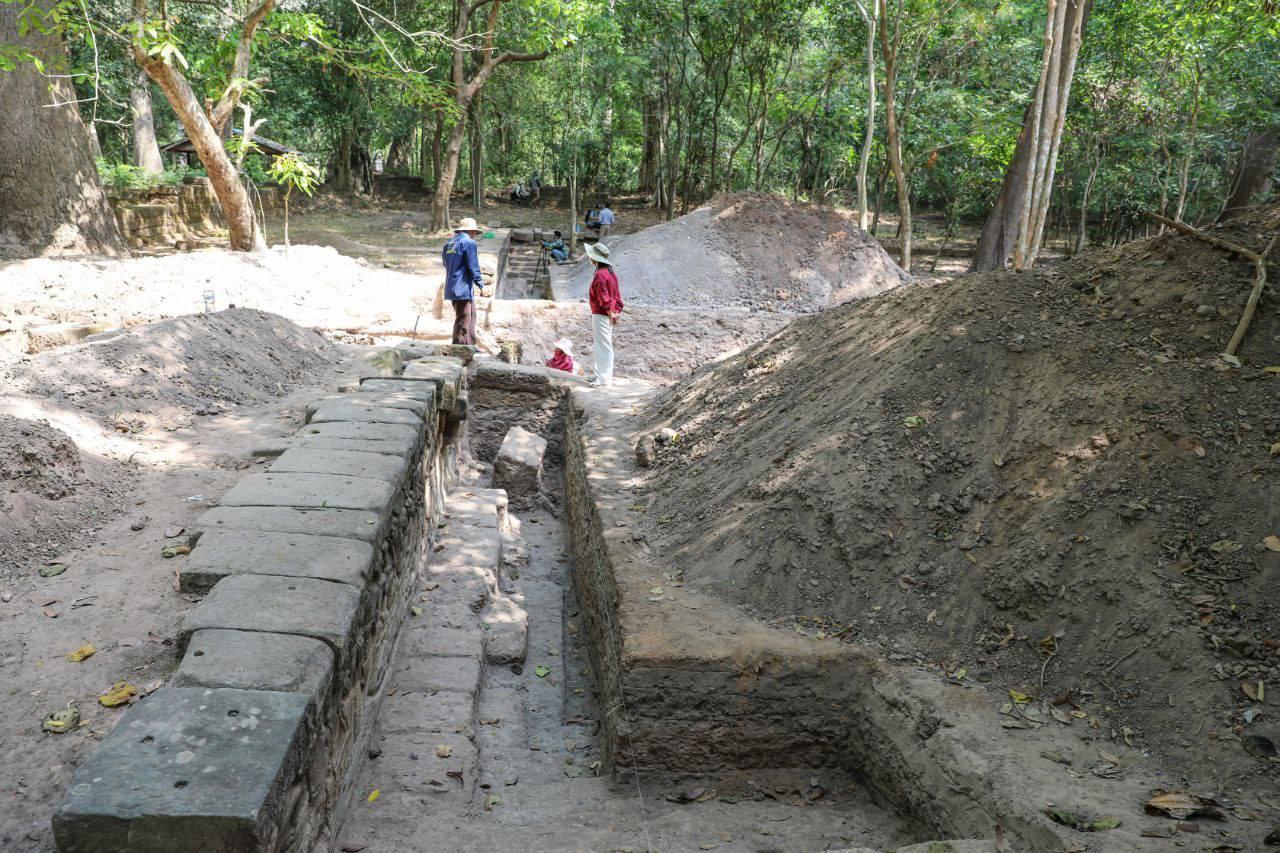 រកឃើញប្រព័ន្ធបង្ហូរទឹកបុរាណជាច្រើនកប់ក្នុងដីនៅជុំវិញព្រះបរមរាជវាំងអង្គរធំ