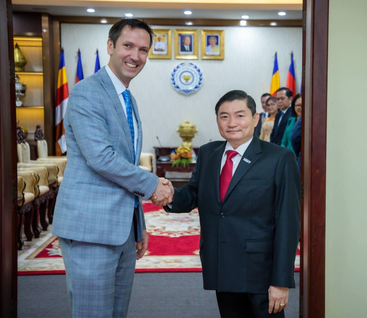 កម្ពុជា-ចក្រភពអង់គ្លេស ចុះអនុស្សរណៈពង្រឹងកិច្ចសហប្រតិបត្តិការលើការអភិវឌ្ឍជំនាញ