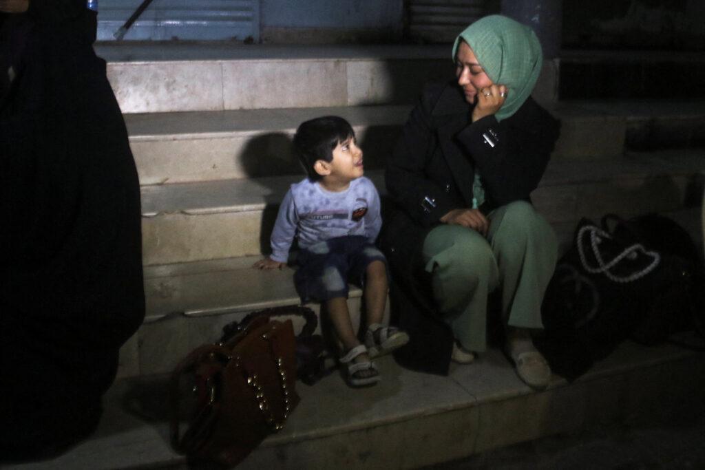 សង្គ្រាមមជ្ឈិមបូព៌ាបង្កជនភៀសខ្លួនរាប់សែននាក់ រត់ចោលផ្ទះសម្បែងដើម្បីសុវត្ថិភាព