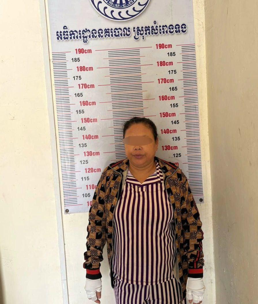 កម្មការិនីរោងចក្រពិសដៃលួចខោអាវច្រើនលើក ត្រូវឃាត់ខ្លួននៅកំពង់ស្ពឺ