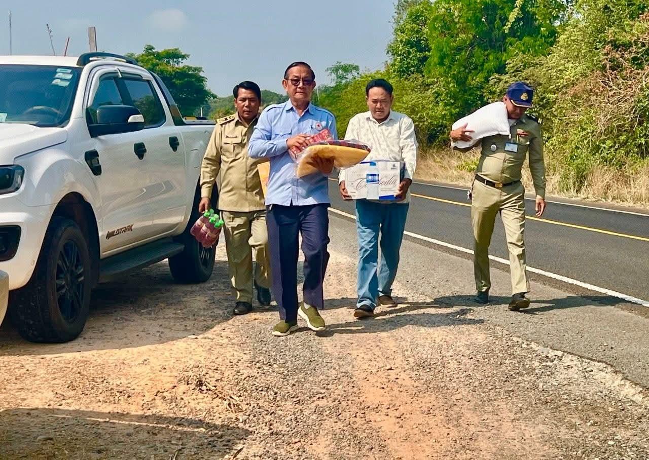 កាកបាទក្រហមស្ទឹងត្រែង ចុះផ្តល់ជំនួយមនុស្សធម៌ដល់ពលរដ្ឋមានជំងឺដុំពក និងដុះសាច់លើក្បាល