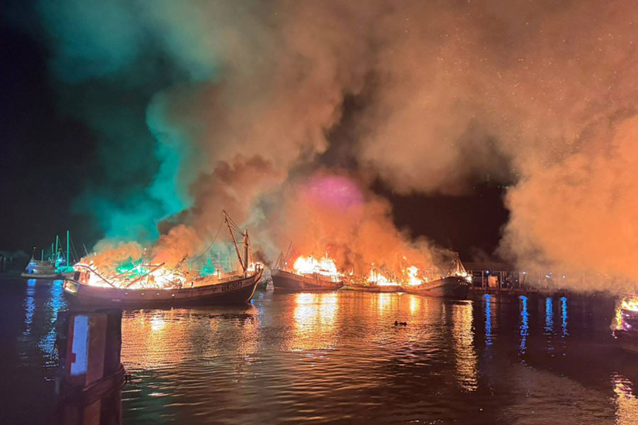 អគ្គិភ័យឆាបឆេះយ៉ាងសន្ធោសន្ធៅ បំផ្លាញក្រុមទូកនេសាទ៨គ្រឿងនៅថៃ ខូចខាតជាង១០លានបាត