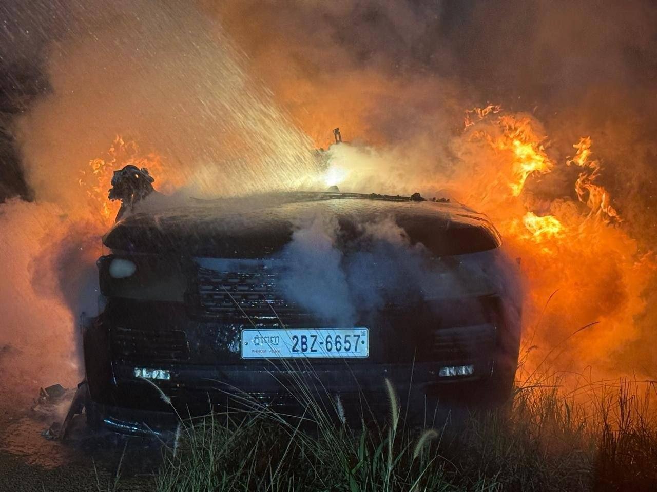 រថយន្តរ៉េងរ៉ូវើរឆេះអស់ទាំងស្រុងនៅព្រះសីហនុ អ្នកបើកបរគេចខ្លួនបាត់