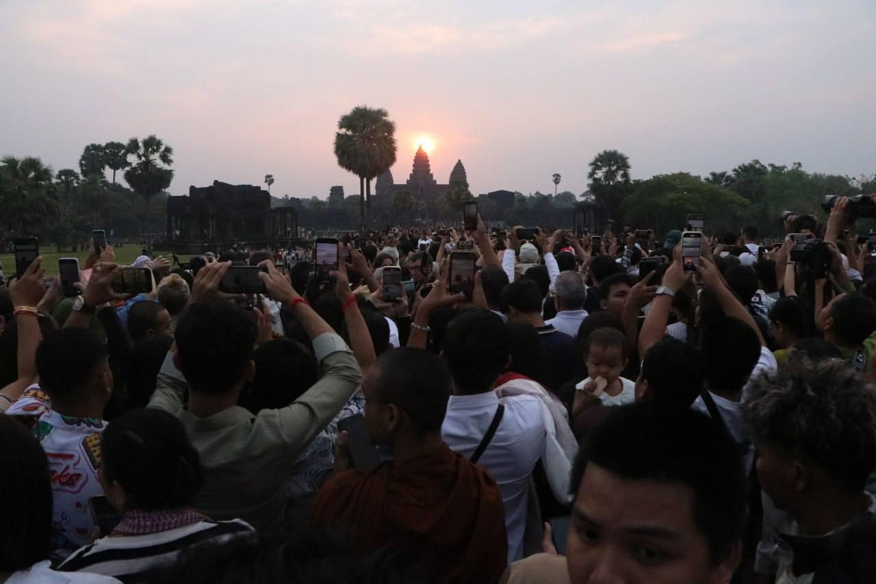 ព្រឹត្តិការណ៍សមរាត្រីនៅអង្គរវត្ត ទាក់ទាញទេសចររាប់ម៉ឺននាក់នៅថ្ងៃទី២១ មីនា