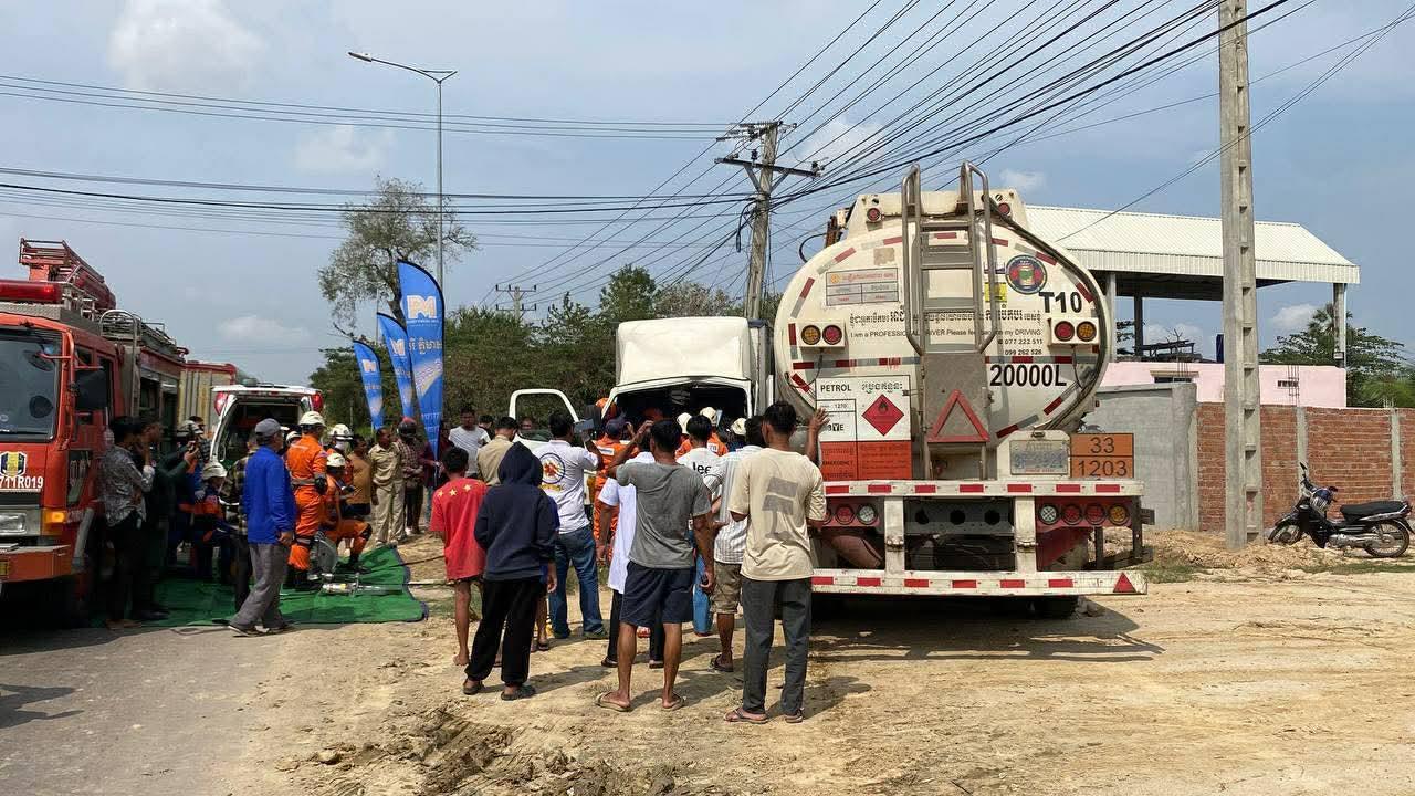 រថយន្តដឹកប្រេងបុករះឡានទ្រុងឃ្លុប២គ្រឿង និងកង់បី១គ្រឿង អ្នកបើកបរជាប់ក្នុងកាប៊ីន