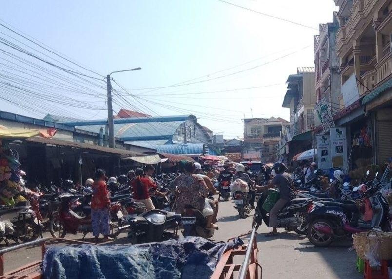 អ្នកវិនិយោគផ្សារកំពង់ស្ពឺថ្មីយកផ្លូវសាធារណៈធ្វើកន្លែងផ្ញើម៉ូតូ បង្កការកកស្ទះចរាចរណ៍