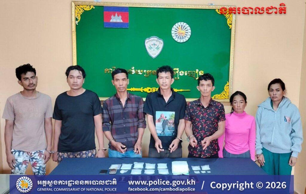 កម្លាំងសមត្ថកិច្ចខេត្តកំពង់ស្ពឺ បំបែកសំបុកគ្រឿងញៀនធំ ឃាត់ខ្លួន៧នាក់ រកឃើញគ្រឿងញៀនជិត២គីឡូ