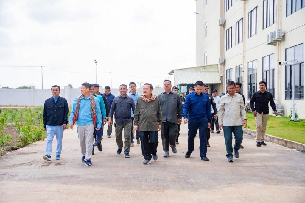 អភិបាលខេត្តបាត់ដំបង ចុះពិនិត្យទីតាំងស្គែមអនឡាញដែលបានបិទកន្លងមក