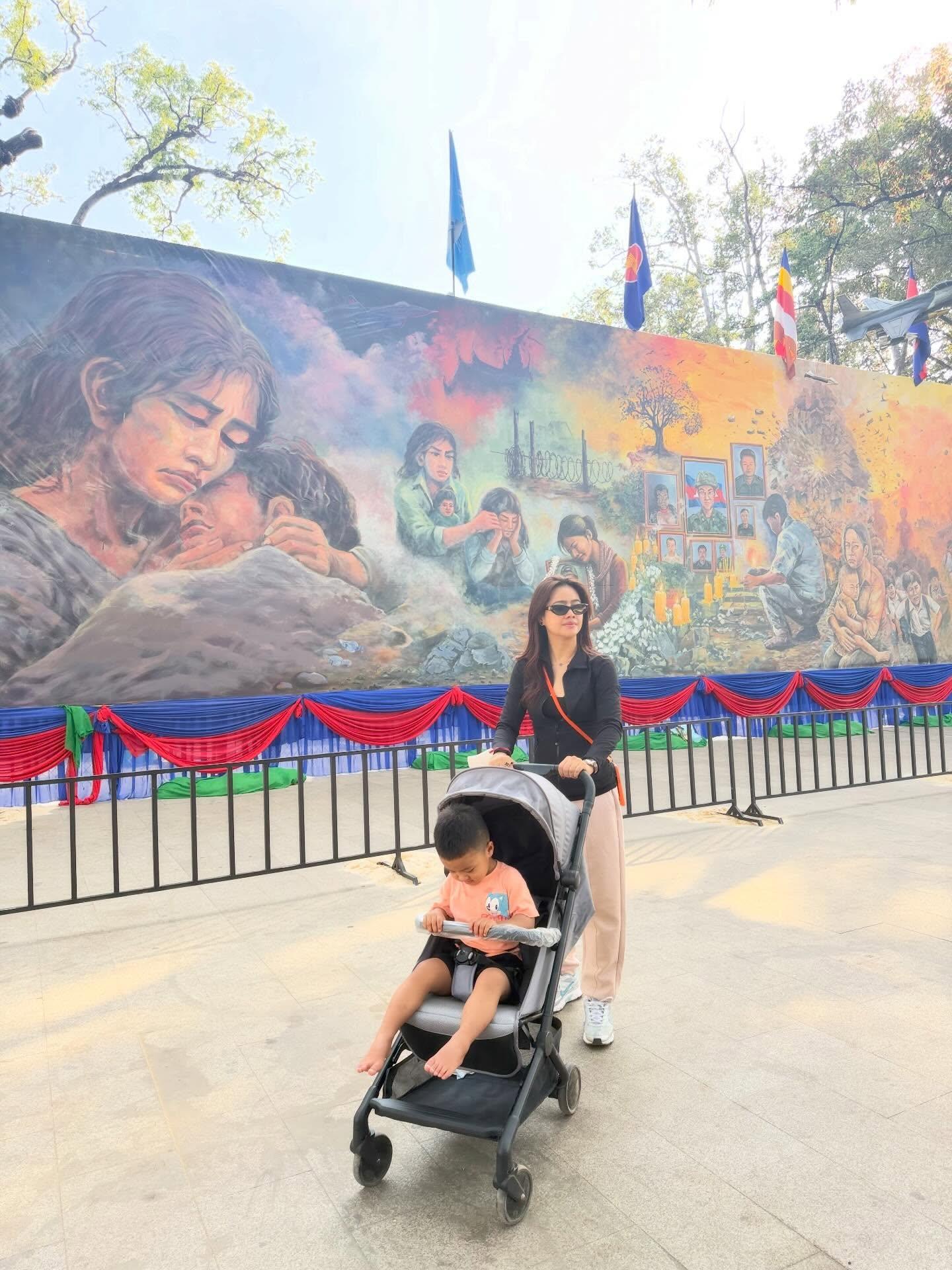 តារាចម្រៀង ឱក សុគន្ធកញ្ញា នាំកូនទៅទស្សនាផ្ទាំងគំនូរ «សិល្បៈដើម្បីសន្តិភាព» បង្ហាញពីទុក្ខវេទនាប្រជាជនកម្ពុជាក្នុងសង្គ្រាម