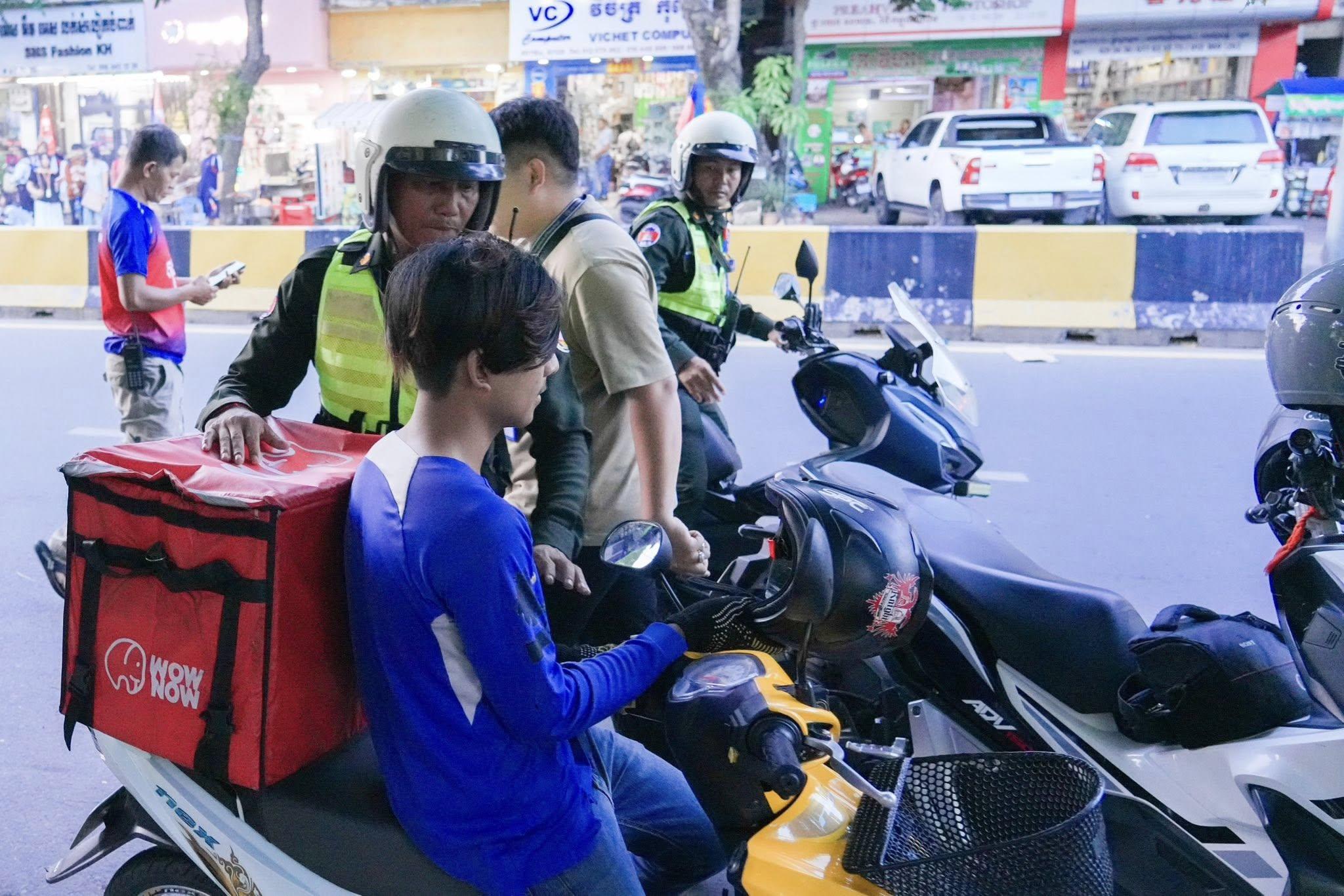 អាវុធហត្ថភ្នំពេញចាប់ខ្លួនជនសង្ស័យលក់បារីអេឡិចត្រូនិចខុសច្បាប់ រកឃើញ៩១ប្រអប់