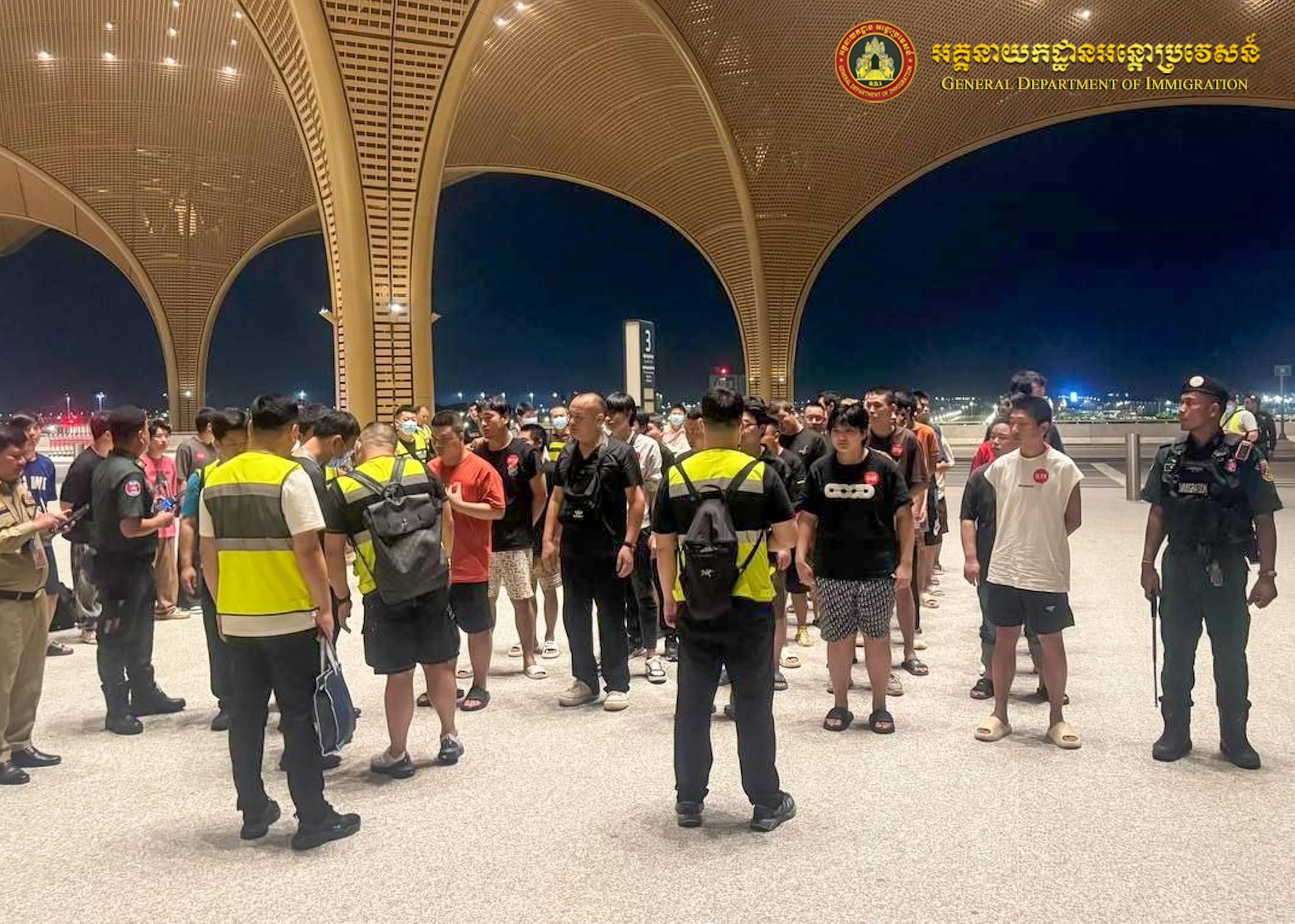 យន្តហោះពិសេសដឹកជនជាតិចិន ៣៣១ នាក់ ចាកចេញពីកម្ពុជា ក្រោយពាក់ព័ន្ធនឹងប្រព័ន្ធឆបោកអនឡាញ