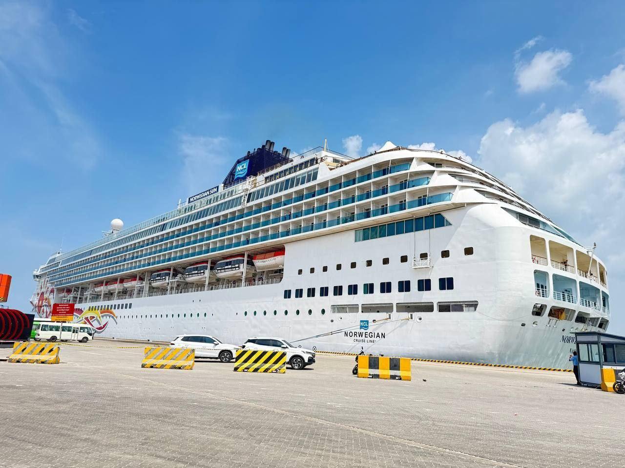 នាវាទេសចរណ៍ NORWEGIAN SUN ដឹកភ្ញៀវជិត២ពាន់នាក់ មកទស្សនាកម្ពុជាតាមផែស្វយ័តព្រះសីហនុ
