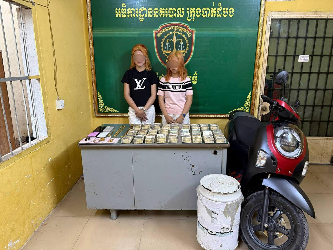 ស្រីក្មេង៣នាក់ដៃឆើត លួចលុយអាជីវករជិត៥០០លានរៀល នៅបាត់ដំបង