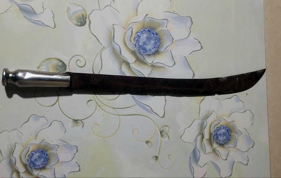 ប្តីចាស់អន់ចិត្តជាមួយប្រពន្ធក្មេង ទាញដាវកាប់ឪពុកក្មេករងរបួសធ្ងន់