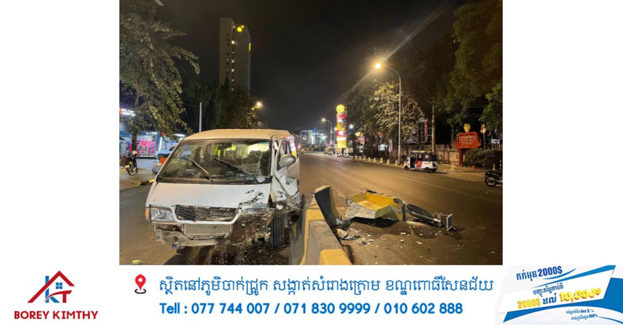 រថយន្តសាំងយ៉ុងបុករបាំងថ្មពុះចែកទ្រូងផ្លូវ ខូចខាតដំណំនៅចំការមន