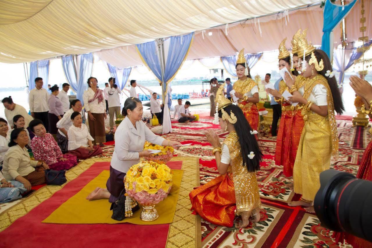 សម្តេច ម៉ែន សំអន ដាក់ពាក្យសុំពរពីម្ចាស់ទឹកម្ចាស់ដី សម្រាប់ព្រឹត្តិការណ៍បុណ្យទន្លេលើកទី១០ នៅខេត្តក្រចេះ