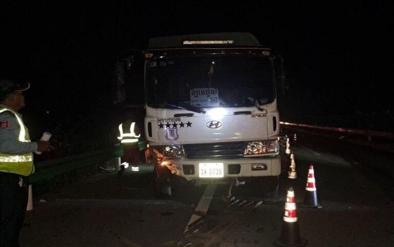 គ្រោះថ្នាក់ចរាចរណ៍ធ្ងន់ធ្ងរ៖ រថយន្ត៣គ្រឿងបុកបន្តគ្នាលើផ្លូវល្បឿនលឿន ស្លាប់៣នាក់ របួស៣នាក់